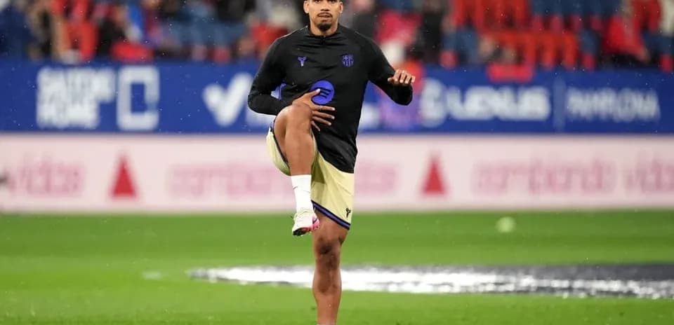 Jugador realizando ejercicios de calentamiento en el campo