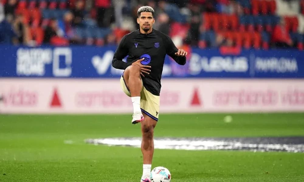 Jugador realizando ejercicios de calentamiento en el campo