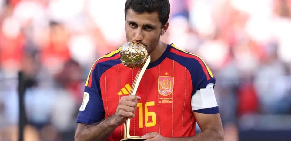 Jugador español besando el trofeo de campeón