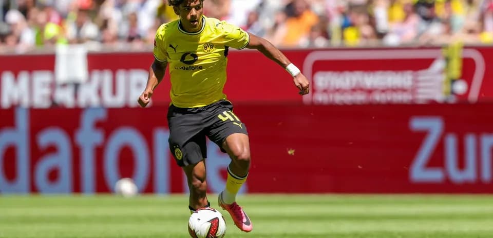 Jugador de Borussia Dortmund driblando el balón en campo