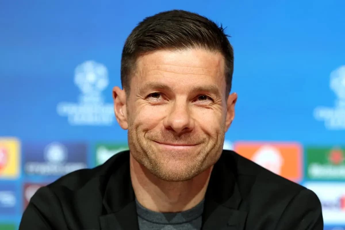 Entrenador en rueda de prensa sonriendo