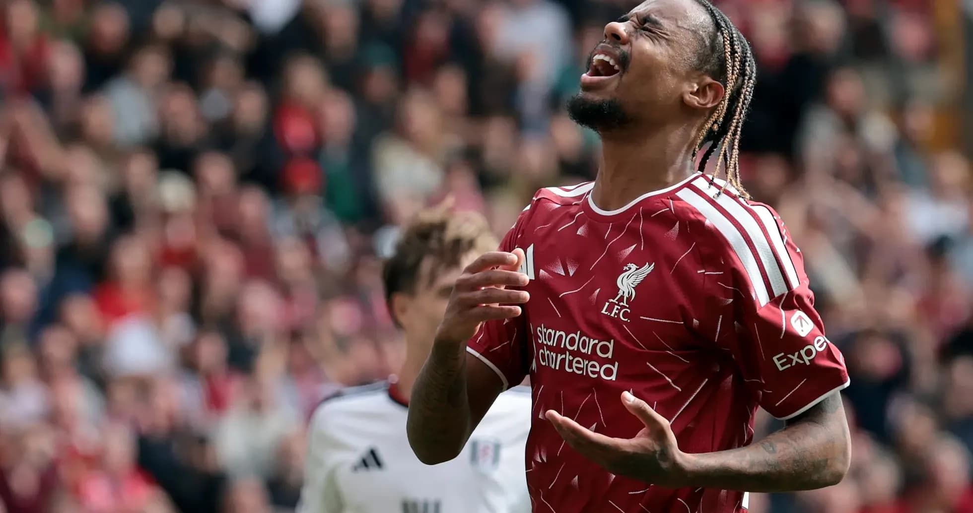 Jugador de Liverpool lamentándose durante un partido