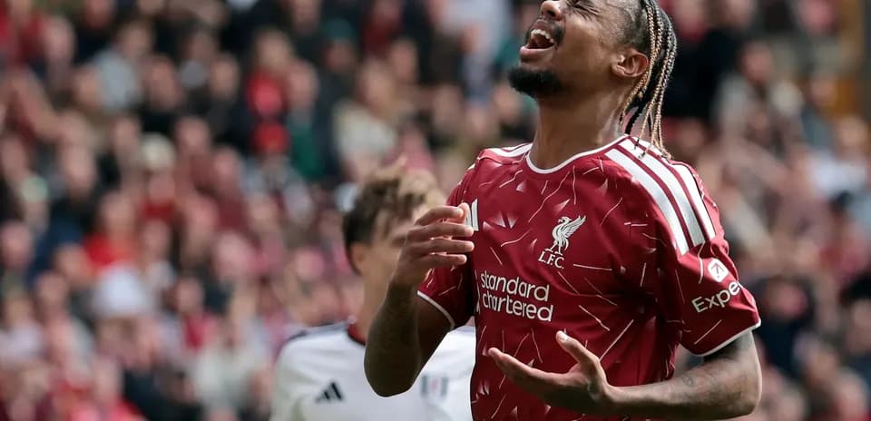 Jugador de Liverpool lamentándose durante un partido