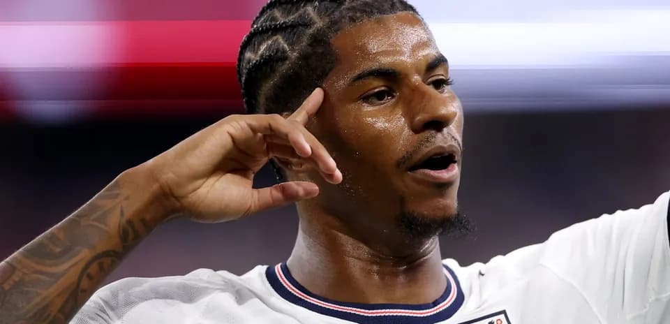 Jugador de Inglaterra celebrando un gol en el partido