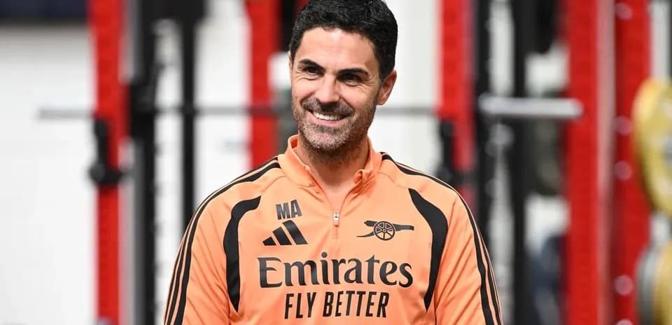 Entrenador sonriendo en gimnasio de entrenamiento