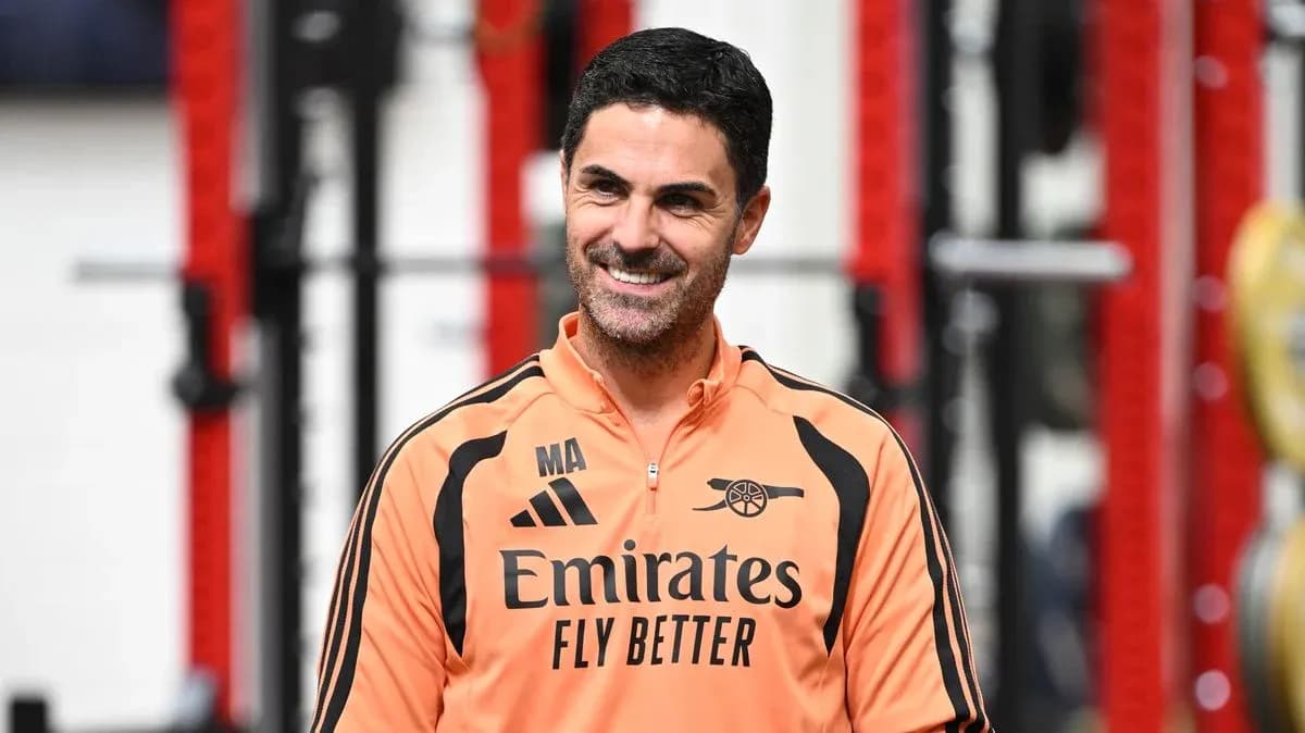 Entrenador sonriendo en gimnasio de entrenamiento