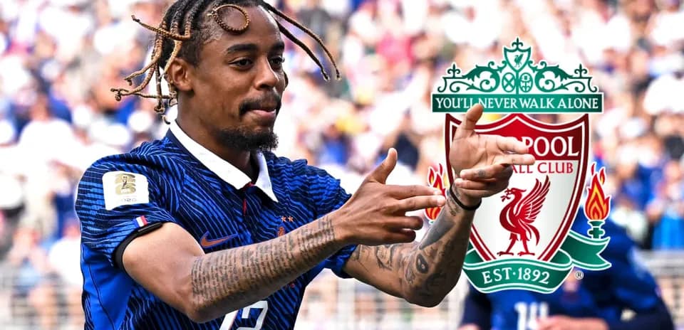 Jugador celebrando con camiseta de Francia durante partido