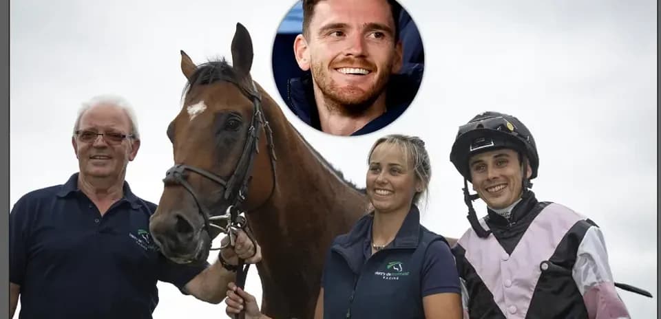 Tres personas y un caballo en el hipódromo