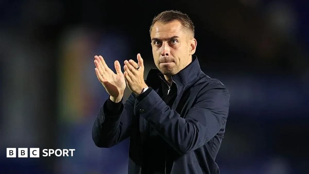Entrenador aplaudiendo durante el partido