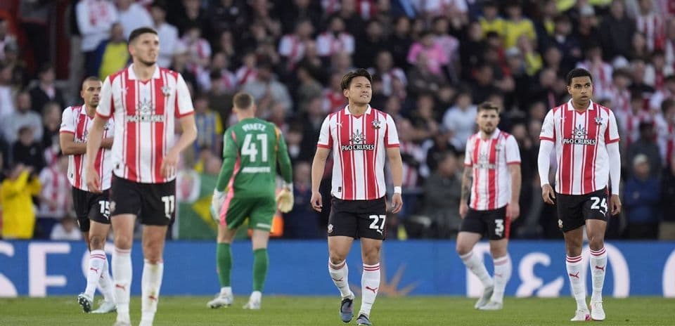 Jugadores de Southampton caminando en el campo