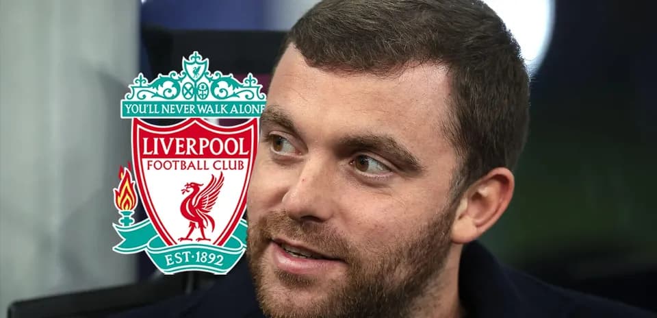 Hombre hablando con logo de Liverpool de fondo