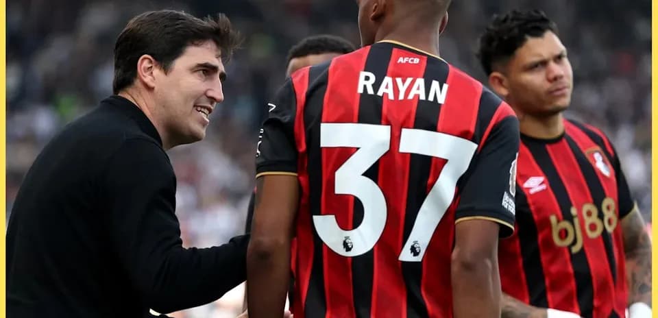 Entrenador hablando con jugadores de Bournemouth en el campo