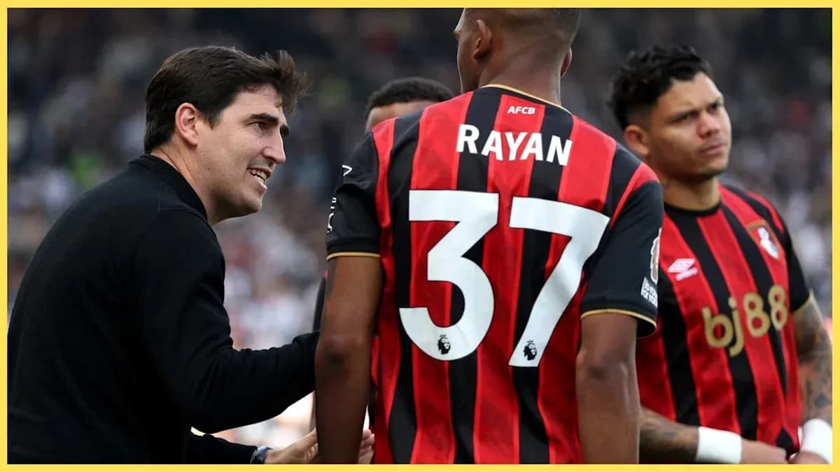 Entrenador hablando con jugadores de Bournemouth en el campo