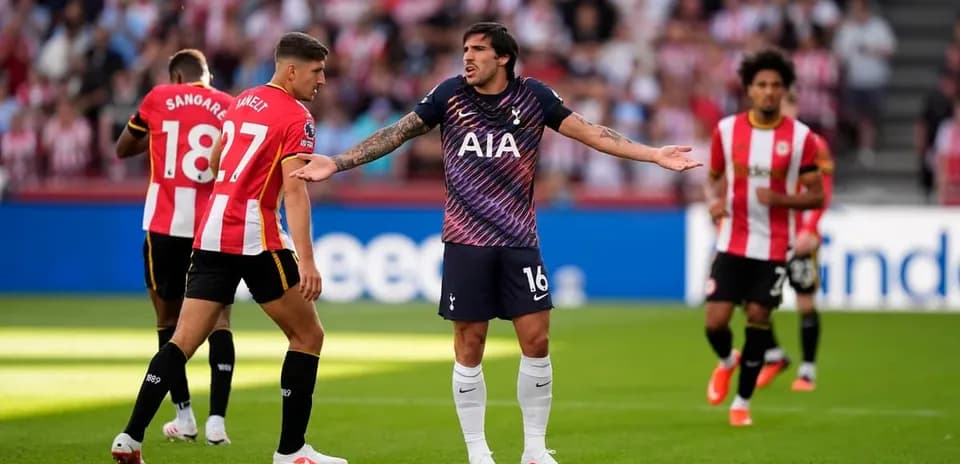 Jugador de Tottenham gesticulando en el partido