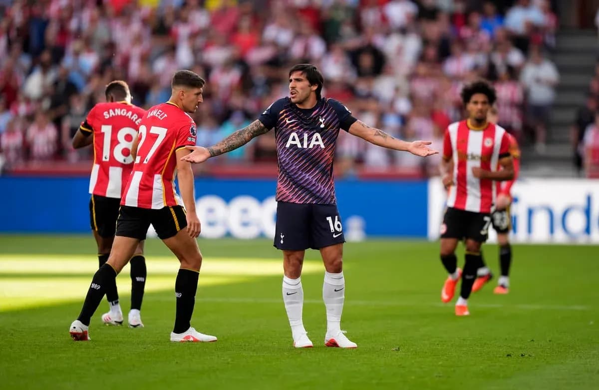 Jugador de Tottenham gesticulando en el partido