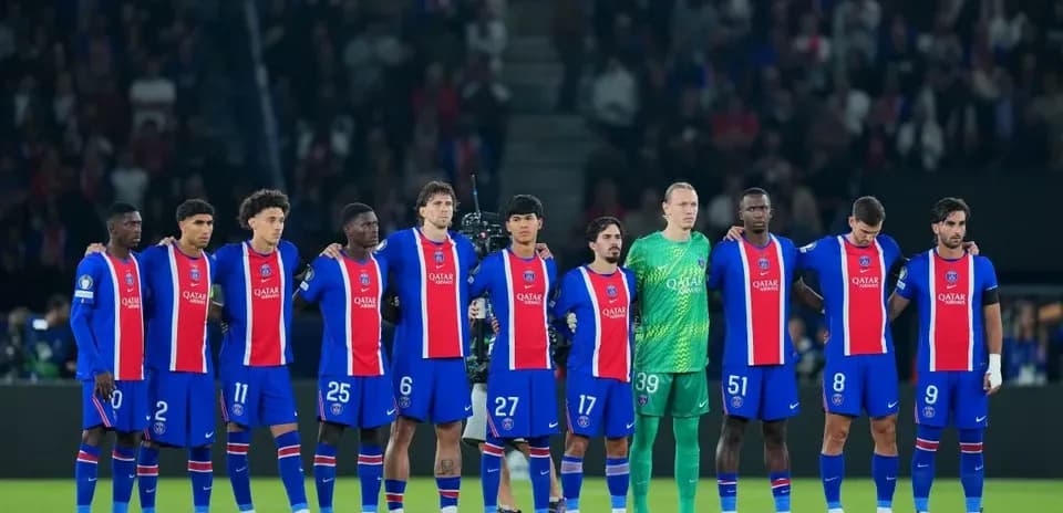 Jugadores del PSG alineados antes del partido