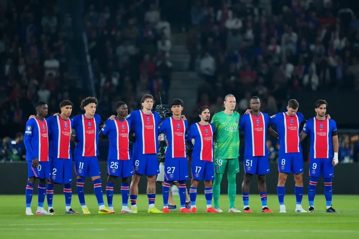 Jugadores del PSG alineados antes del partido