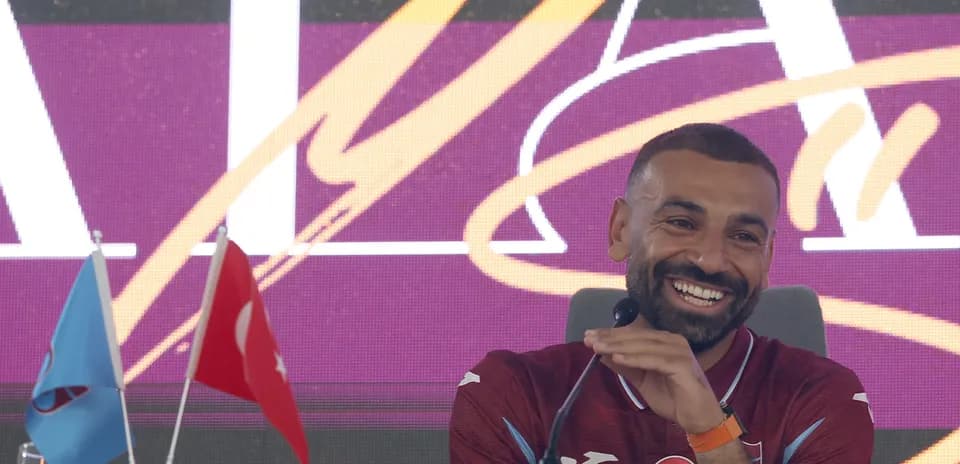 Jugador sonriendo en conferencia de prensa