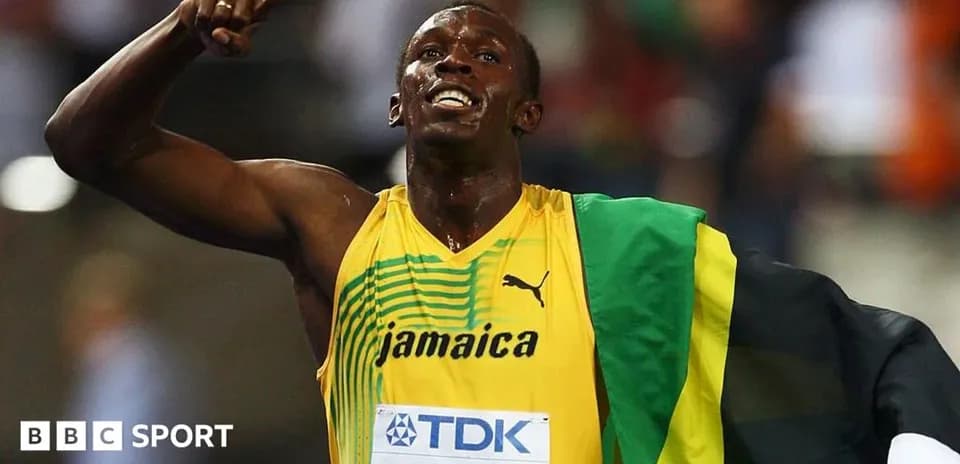 Atleta mostrando su camiseta de Jamaica tras carrera