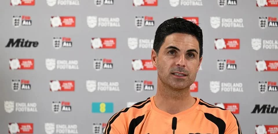 Entrenador en conferencia de prensa con fondo de logos