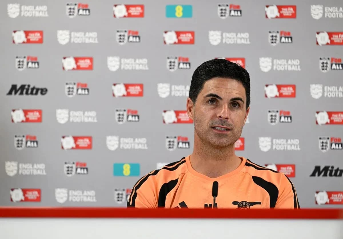 Entrenador en conferencia de prensa con fondo de logos