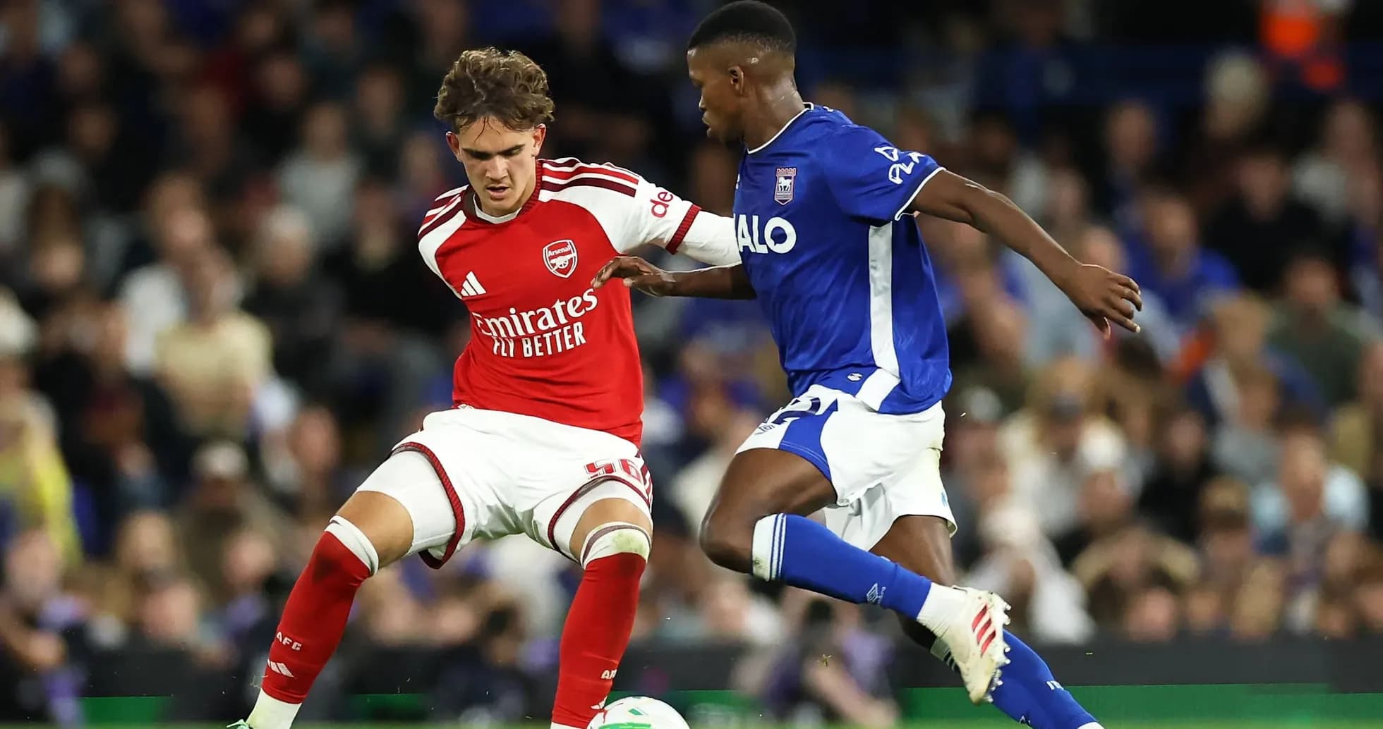 Jugadores de Arsenal e Ipswich compitiendo por el balón