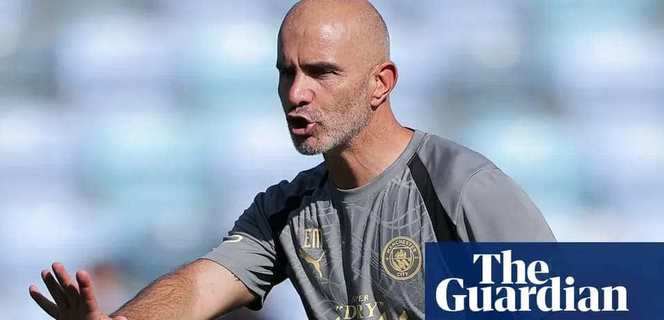 Entrenador dando instrucciones durante la práctica