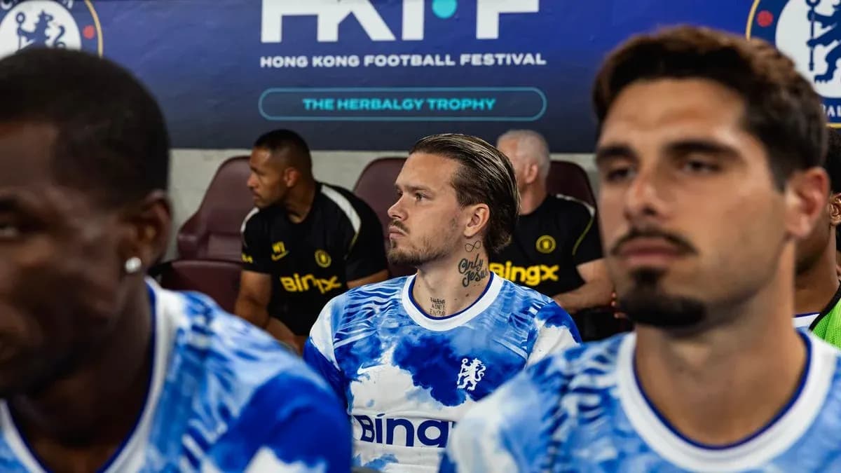 Jugadores sentados en el banquillo durante partido