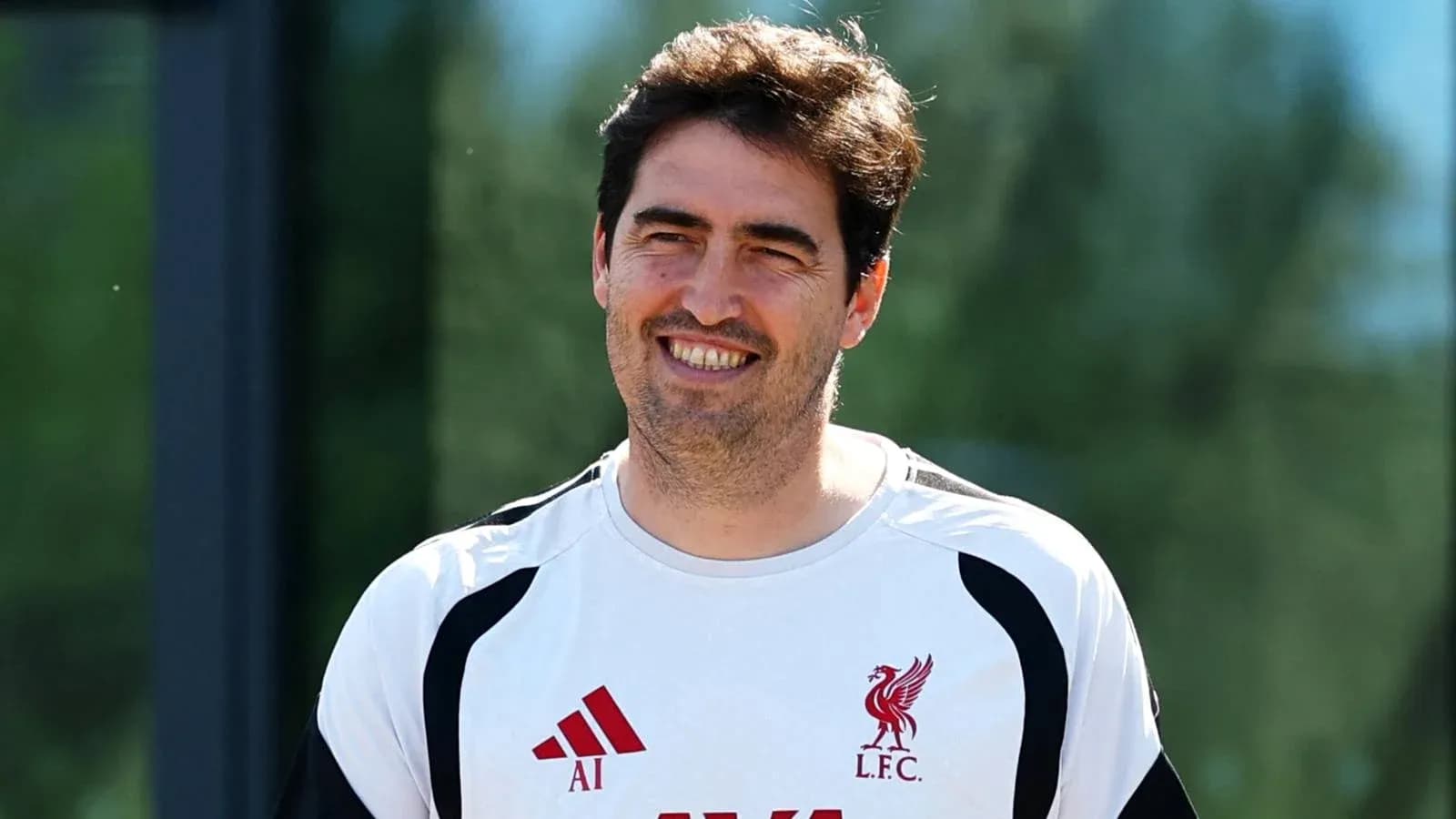 Entrenador de Liverpool sonriendo durante entrenamiento