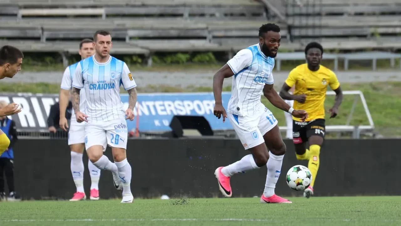 Jugadores de Universitatea Craiova en acción