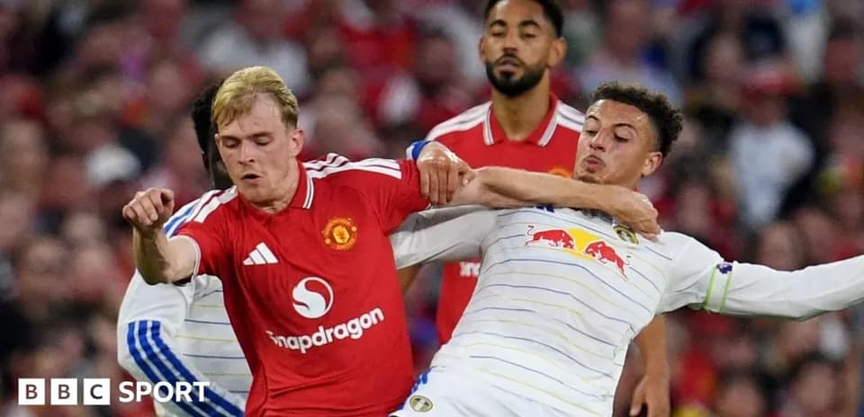 Jugadores de Manchester United y Leeds compiten por el balón