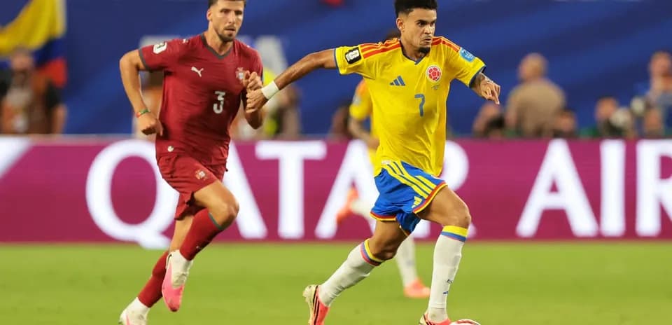 Jugador colombiano avanzando con el balón