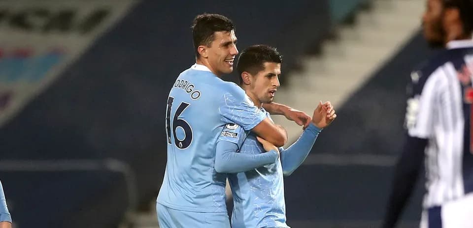 Jugadores de equipo celebrando un gol en el partido