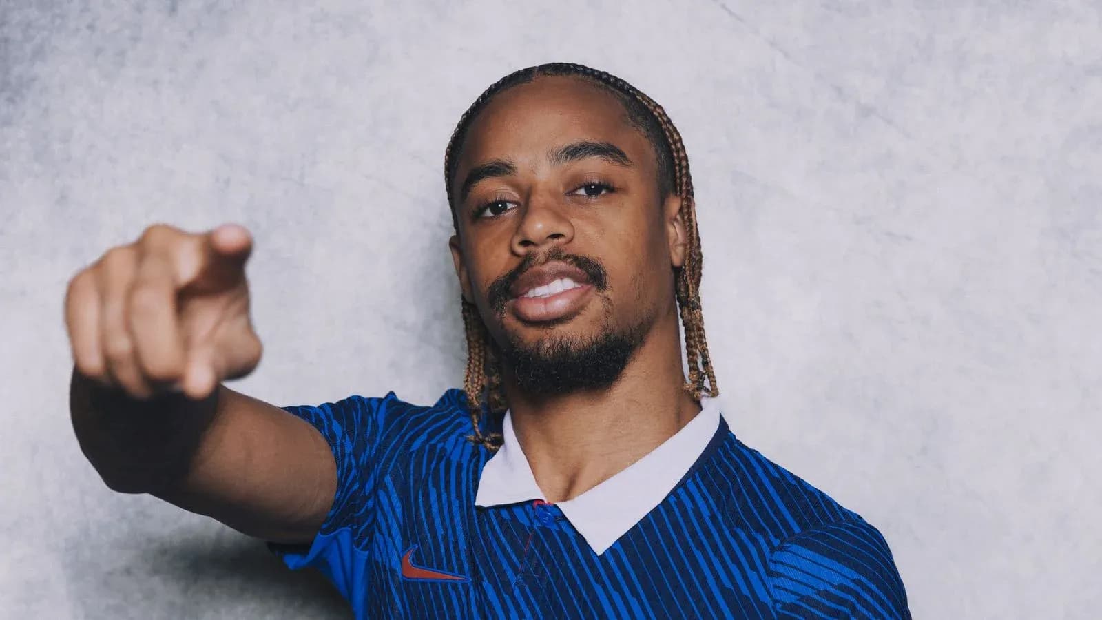 Jugador señalando con la mano en camiseta azul