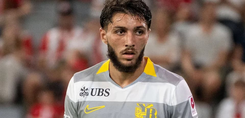 Jugador de fútbol con camiseta de Young Boys en acción