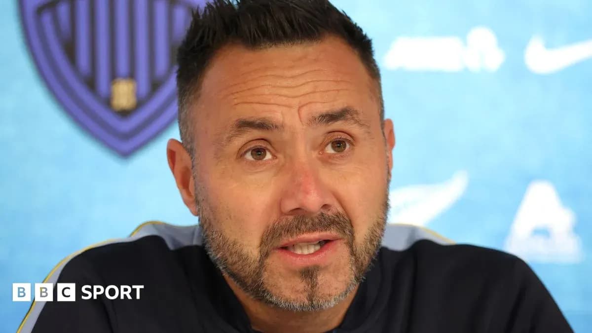 Entrenador hablando en conferencia de prensa