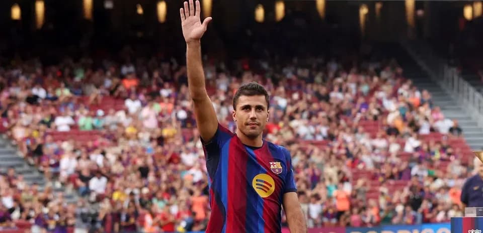 Jugador saludando a la afición en el estadio