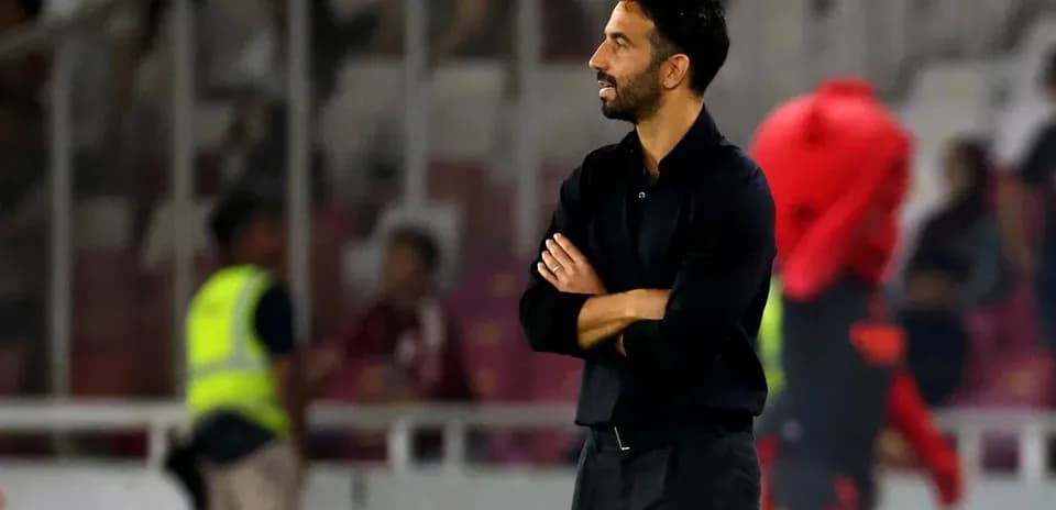 Entrenador observando el partido desde la banda