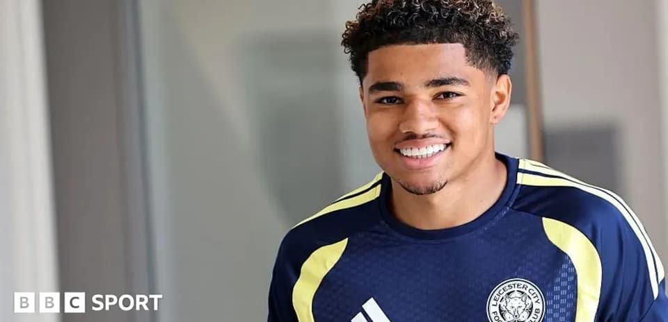 Jugador de Leicester City sonriendo en camiseta del club