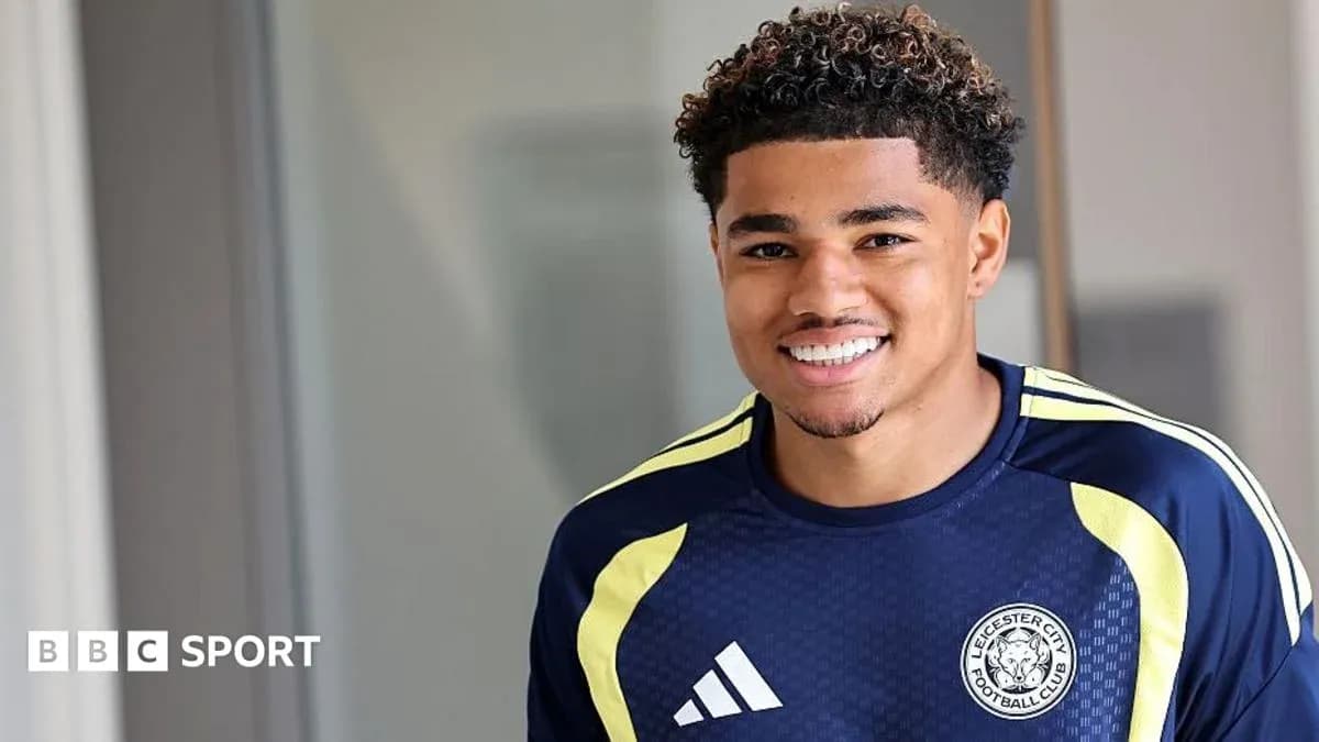 Jugador de Leicester City sonriendo en camiseta del club