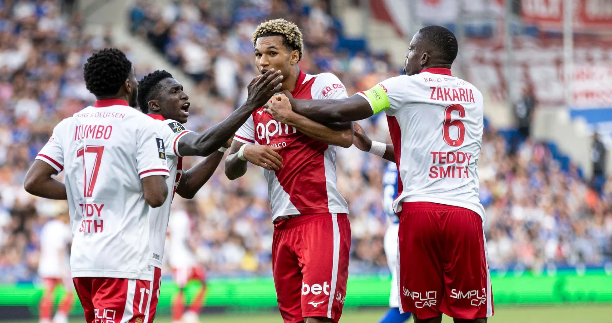 Jugadores de AS Monaco celebrando un gol juntos