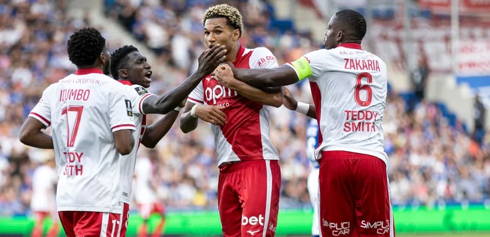 Jugadores de AS Monaco celebrando un gol juntos