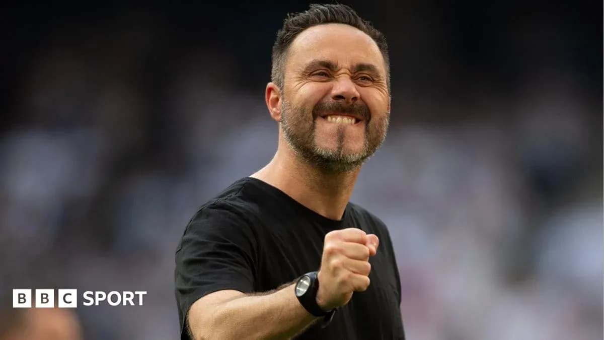 Entrenador celebrando con el puño en alto