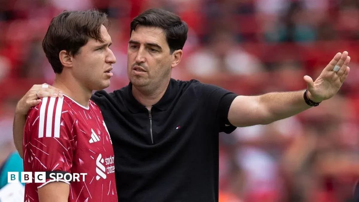 Entrenador hablando con jugador en el campo