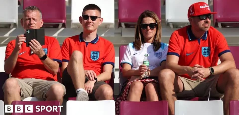 Aficionados de Inglaterra sentados en las gradas