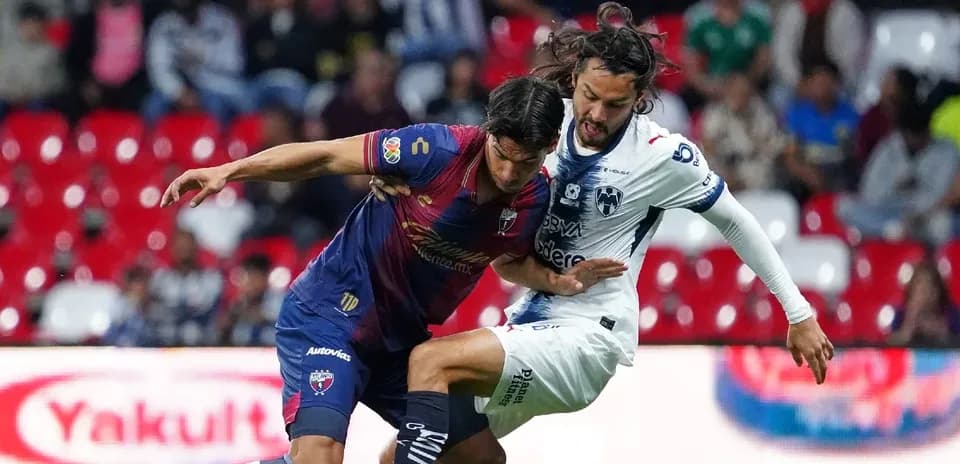 Dos jugadores en un duelo durante el partido