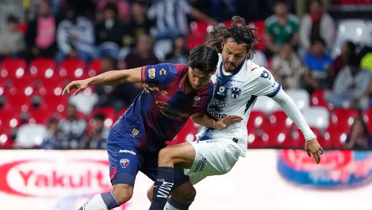 Dos jugadores en un duelo durante el partido