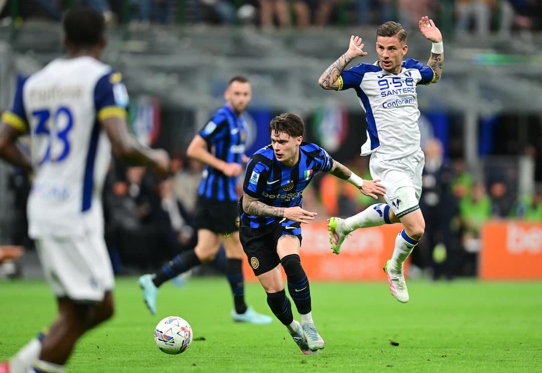 Inter y Hellas Verona en un partido de fútbol