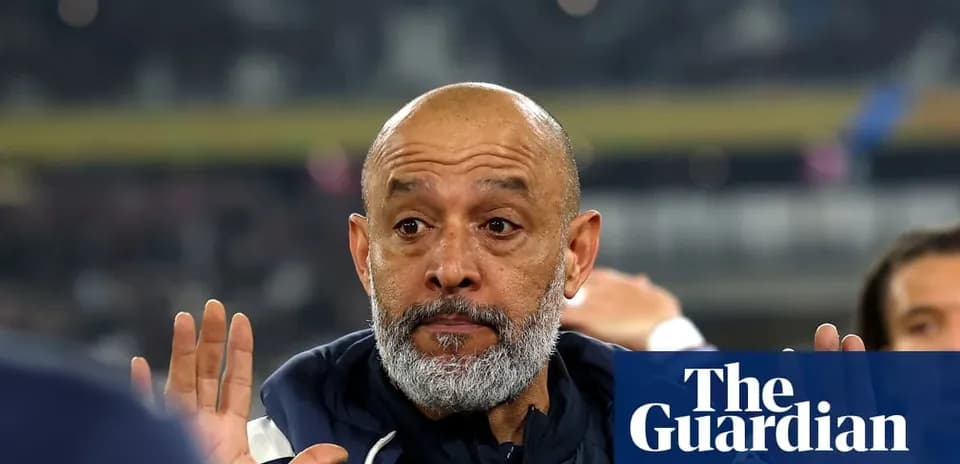 Entrenador gesticulando durante el partido en el banquillo