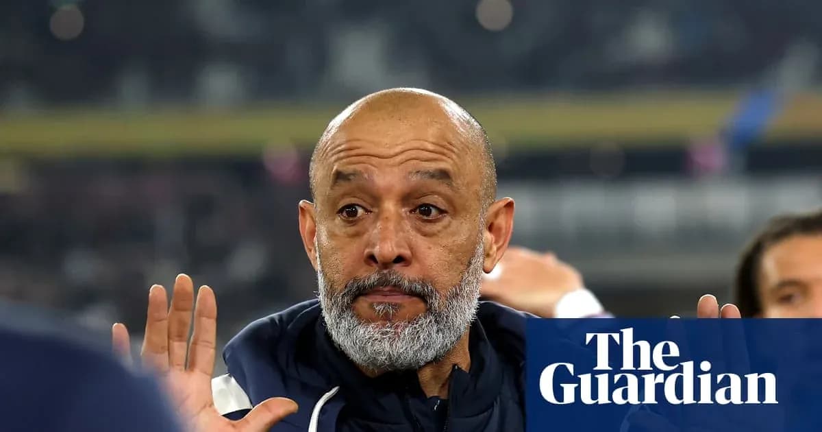 Entrenador gesticulando durante el partido en el banquillo